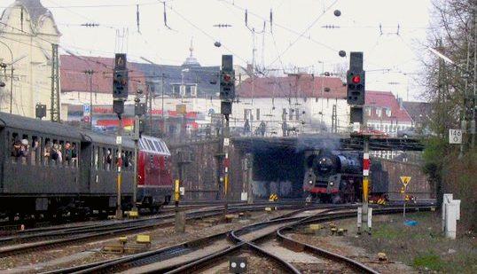 01 und V200 unter der Unionsbrücke in Offenburg