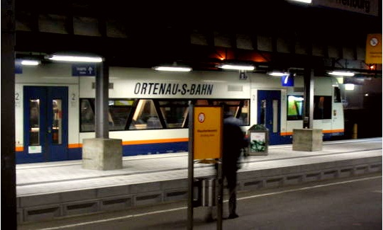 ORTENAU-S-BAHN nachts in Offenburg Foto f-dpa