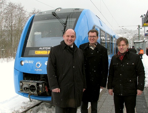 J&ouml;rg Nikutta, Gesch&auml;ftsf&uuml;hrer Alstom Deutschland, die SWEG-Vorst&auml;nde Tobias Harms und &yuml;Johannes M&uuml;ller vor Coradia iLint Brennstoffzellenzug/Foto Passlick f-dpa